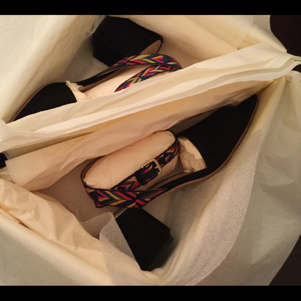 Valentino Garavani Sandals 🎈FLASH SALE🎈 - Picture 5 of 7